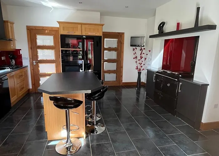 Fabulous 4 Bedroom House, Gateway To Connemara 펜션 *