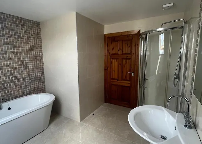 Fabulous 4 Bedroom House, Gateway To Connemara 펜션 *